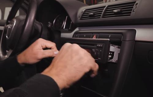 Ausbauen des originalen Audi A4 B7 radios