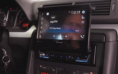 Fertig installierter Monitor beim Audi A4 B7