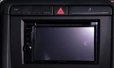 Version 2 mit tiefenverstellbarer Radioblende im Audi A4 B7