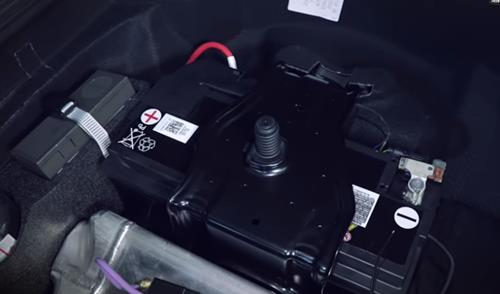 Stromkabel im Audi A6 4G von Batterie für Verstärker