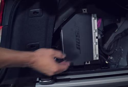Bose Verstärker im Audi A6 ausbauen