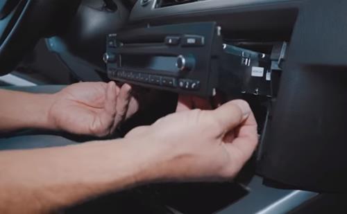 Radio beim BMW E90 ausbauen