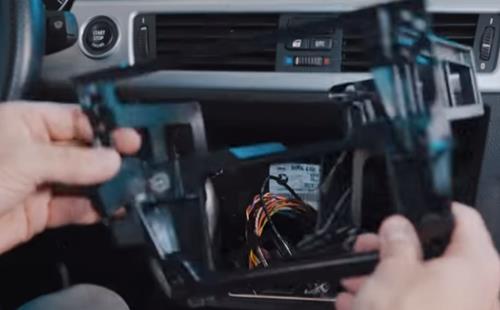 2-DIN Radioblende beim BMW E90 nachrüsten