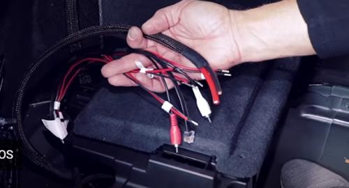 Verkabelung einer Endstufe im Kofferraum für Boxmore BMW