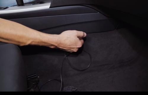 Kabel in Mittelkonsole beim BMW F30 / F31 verlegen