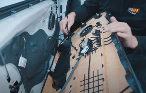 BMW 3er F31 DSP-Soundsystem einbauen Türverkleidung entfernen