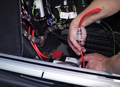 Verkabelung der Batterie mit der neuen Endstufe - BMW 3er GT - Gladen BOXMORE DSP - ARS24 Einbau Tutorial