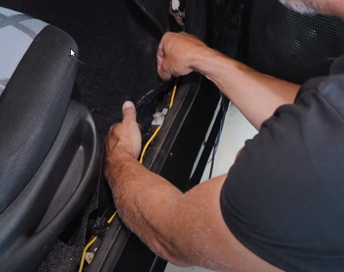 Option Drive10UA Underseat Aktiv Subwoofer Installation Fiat Punto Cinchkabel verlegen