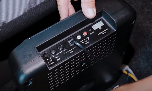 Option Drive10UA Underseat Aktiv-Subwoofer Installation Fiat Punto Kabel anschließen Subwoofer