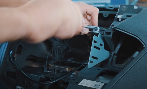 Ford Transit 2G Autoradio einbauen Blechteile verschrauben