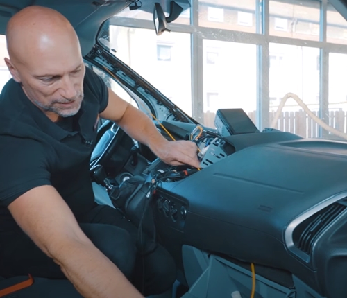 Ford Transit 2G Subwoofer einbauen Cinchkabel verlegen