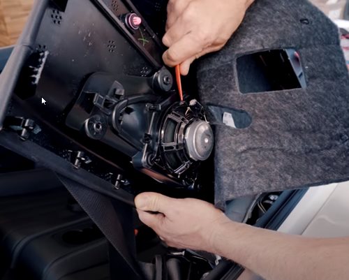 Mercedes E-Klasse Cabrio Heck-Lautsprecher einbauen Breitband-Lautsprecher ausbauen
