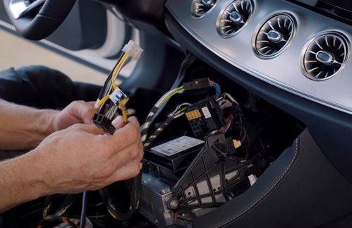 Mercedes E-Klasse Cabrio Soundanlage einbauen Autoradio Signal abgreifen