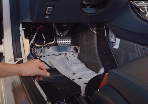 Mercedes E-Klasse Cabrio Soundanlage einbauen Fußraum