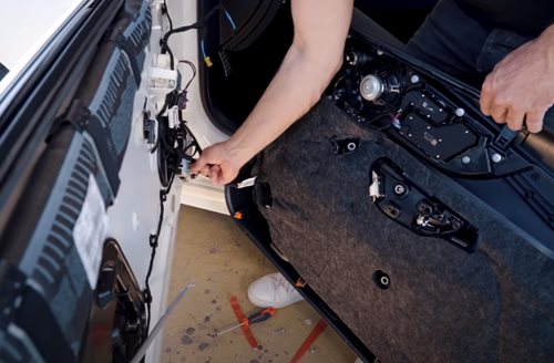 Mercedes E-Klasse Cabrio Soundanlage einbauen Türverkleidung entfernen