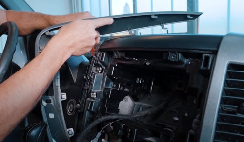 Mercedes-Benz Sprinter W906 Autoradio einbauen Radioschacht vorbereiten