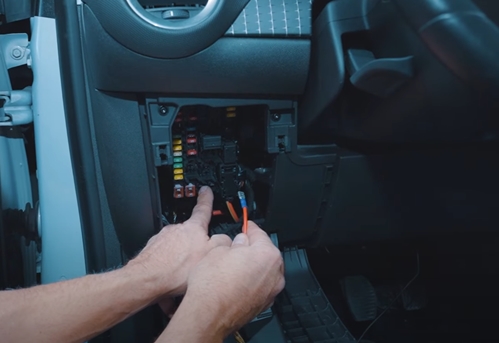 Opel Adam DSP-Endstufe Subwoofer einbauen Stromanschluss