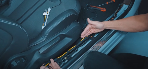 Opel Adam Untersitz-Subwoofer einbauen Kabel verlegen