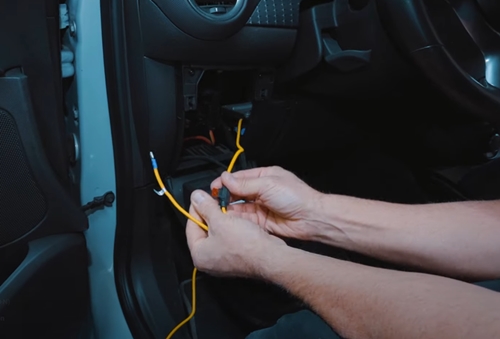 Opel Adam Untersitz-Subwoofer einbauen Stromversorgung