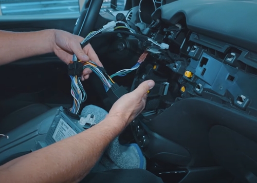 Opel Adam Untersitz-Subwoofer einbauen T-Kabelsatz