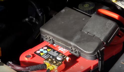 Austauschen einer Batterie im Opel Corsa D für Carhifi-Anlage