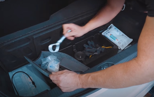 Werkzeugtasche für Reserverad-Mulde mit Subwoofer
