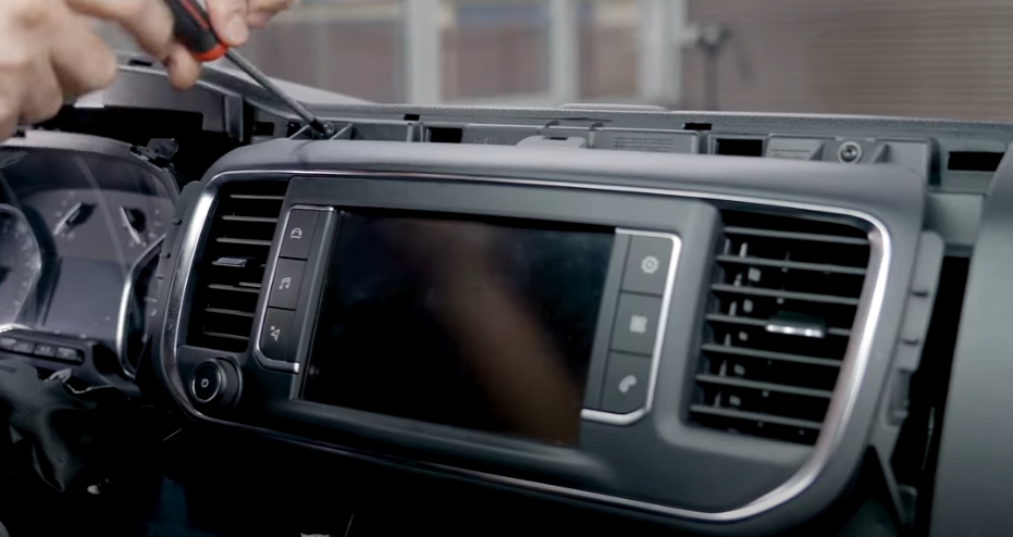 Radio ausbauen vom Peugeot Traveller 2018