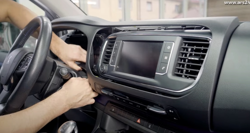 Radioverkleidung anbringen Peugeot Traveller