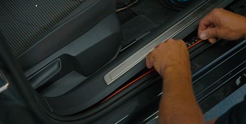 Cinchkabel im VW Arteon vom Radio in den Kofferraum legen