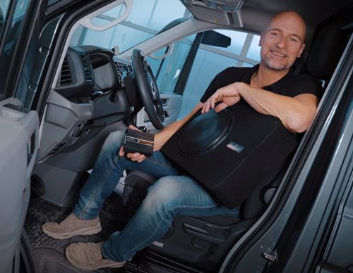 VW Crafter 2 DSP-Endstufe Subwoofer einbauen Begrüßung