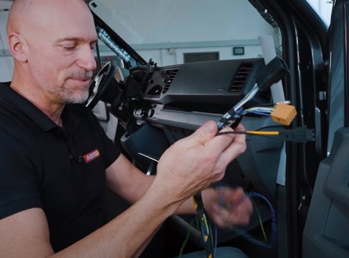 VW Crafter 2 DSP-Endstufe Subwoofer einbauen Kabelkit verlegen