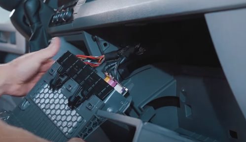 VW Crafter 2 DSP-Endstufe Subwoofer einbauen Radioeinheit ausbauen