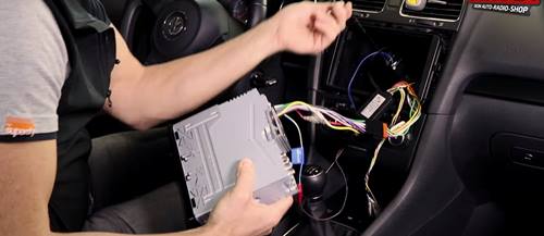 CAN BUS Adapter im VW Golf VI anschließen | Einbau Anleitung | ARS24 Videotutorial 