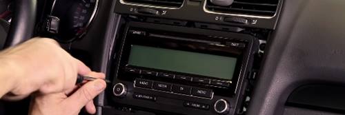 VW Golf 6: Radio ausbauen | ARS24 Videotutorial für Ausbau des Werksradios 