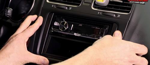 Radio einbauen im VW Golf - Anleitung | ARS24 Video Tutorial 