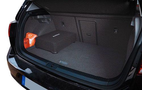 VW Golf 7 DSP-Verstärker Subwoofer im Kofferraum