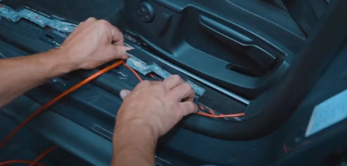 VW Passat B7 Subwoofer einbauen Powerkabel verlegen Kofferraum