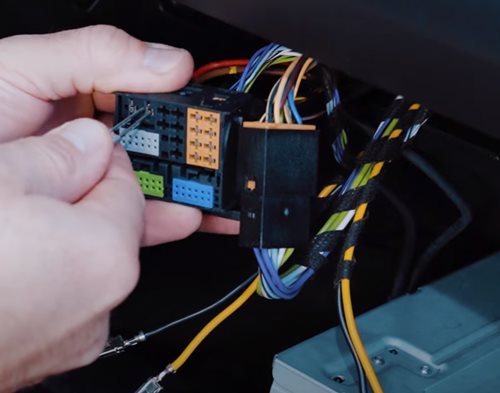 VW Passat B8 Subwoofer Endstufe einbauen Soundpaket Kabel anschließen