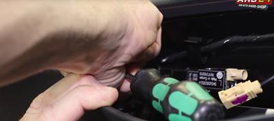 DAB im VW Golf 6 nachrüsten - Nachrüstung von DAB Empfang - Splitter einbauen - ARS24 Videotutorial